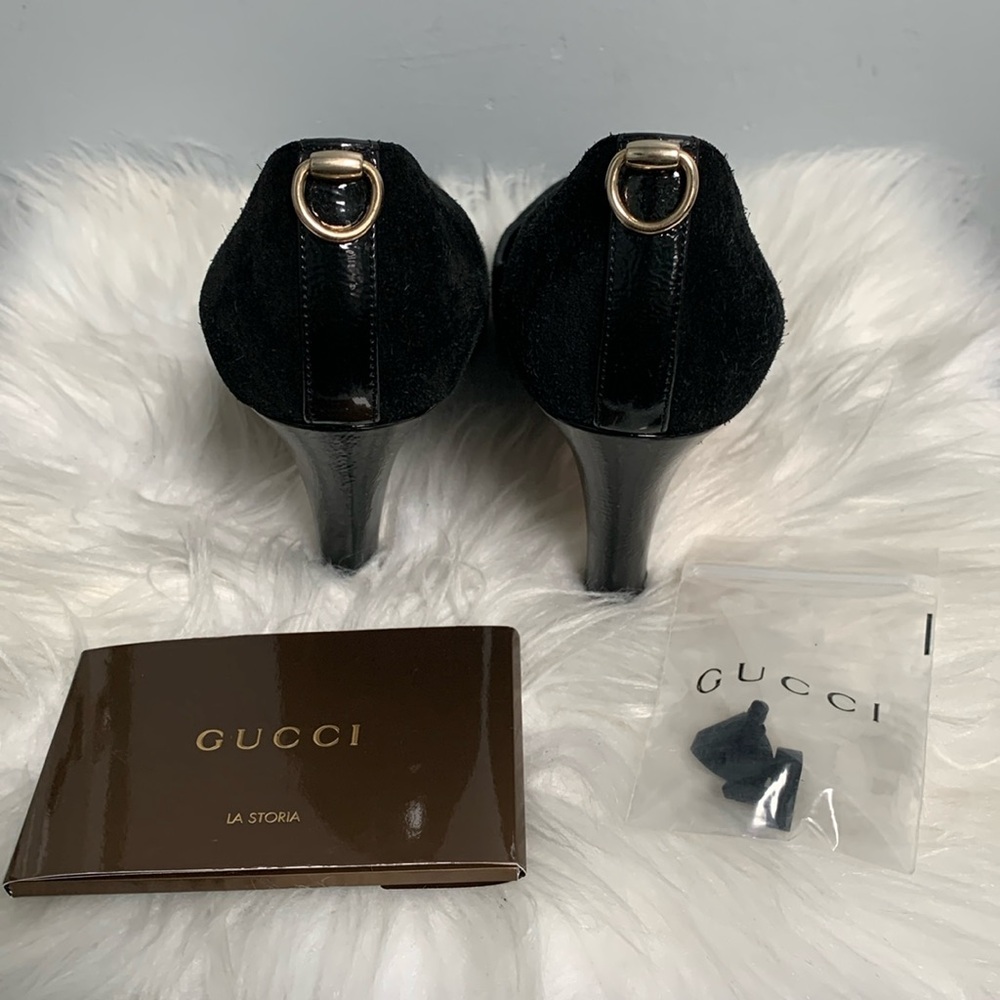 Authentic Gucci black suede pumps with gold decal - Picture 4 of 17